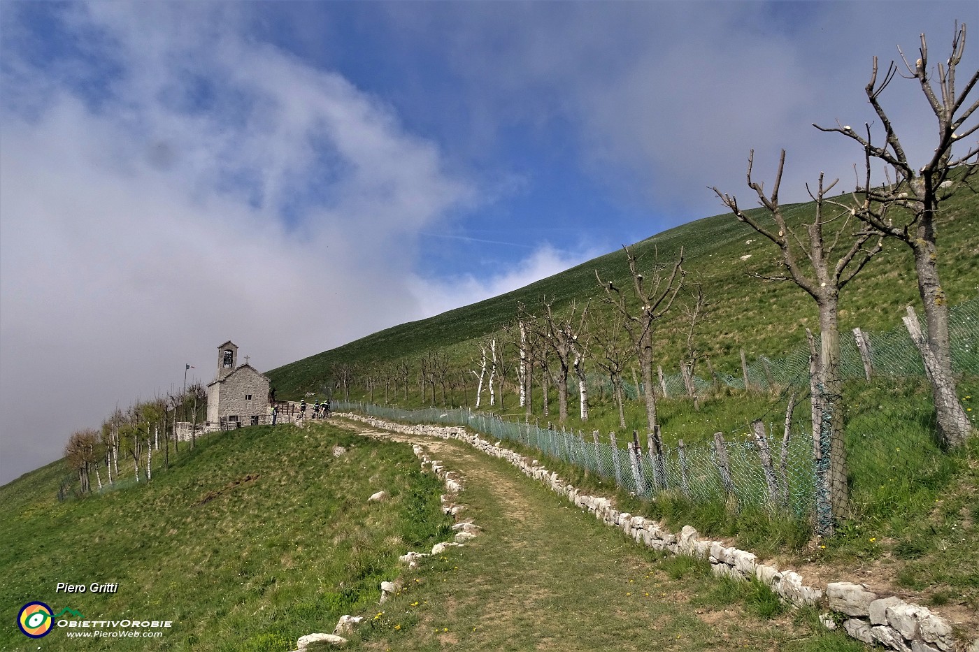 34 Vista verso la Chiesetta del Linzone - Santuario della Sacra Famiglia di Nazareth .JPG